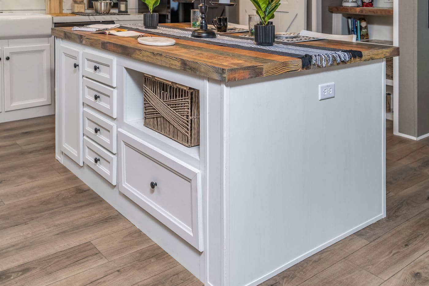 Savannah breeze kitchen home features