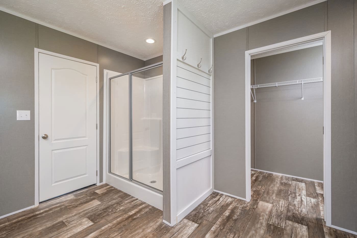 Locklear bathroom home features