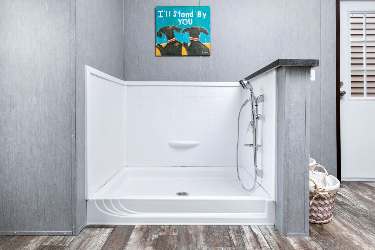 The shoreline bathroom home features