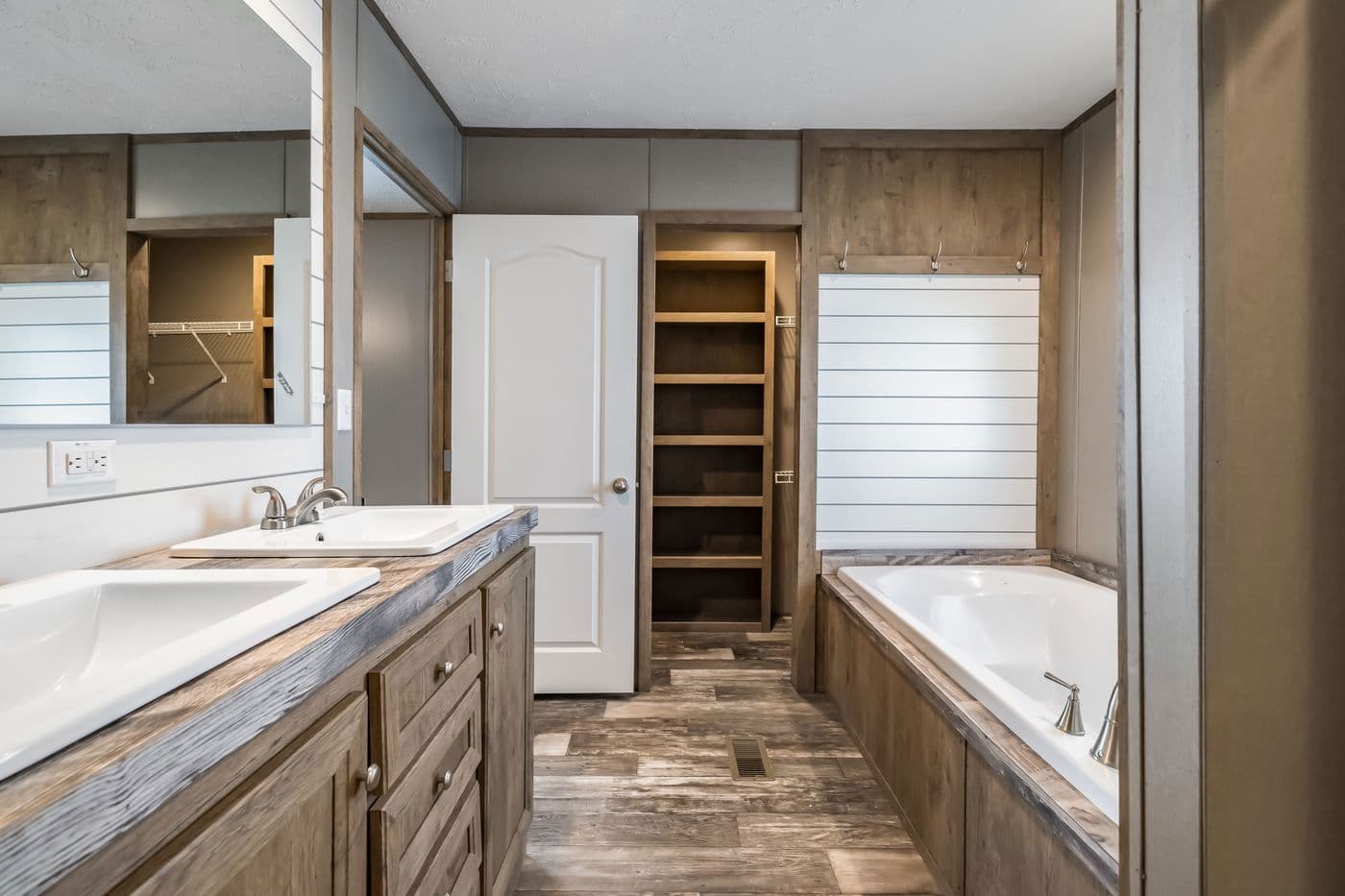 Peyton bathroom home features