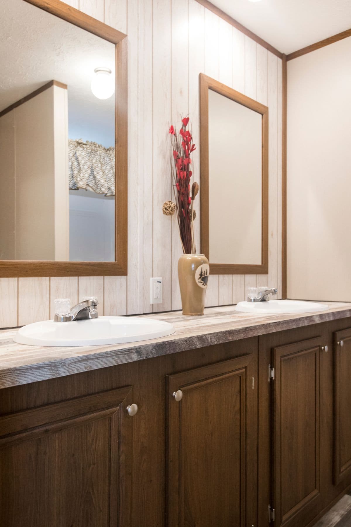 The lodge bathroom home features